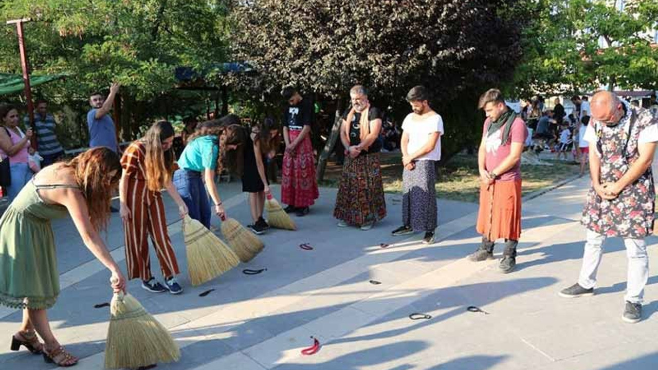 Erkekler, kadına karşı şiddeti etek giyerek protesto etti