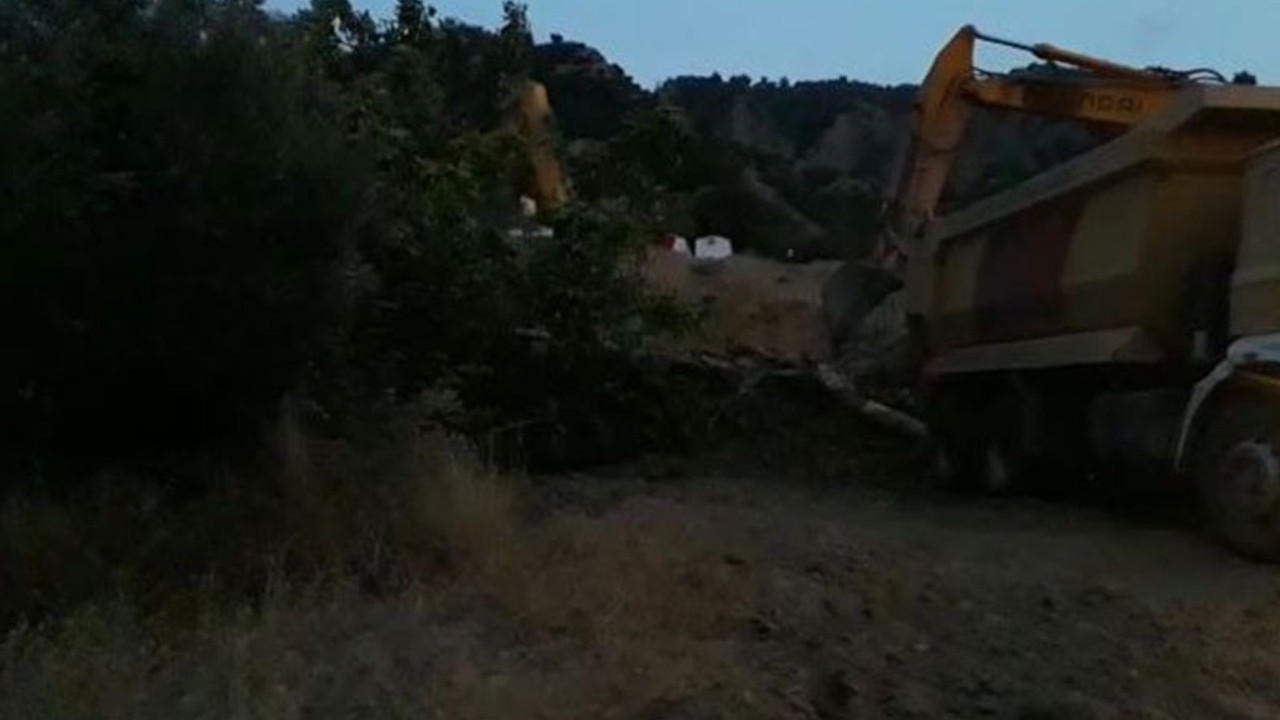 JES firması, şimdi de başka bir alanda ağaç keserek yol açıyor