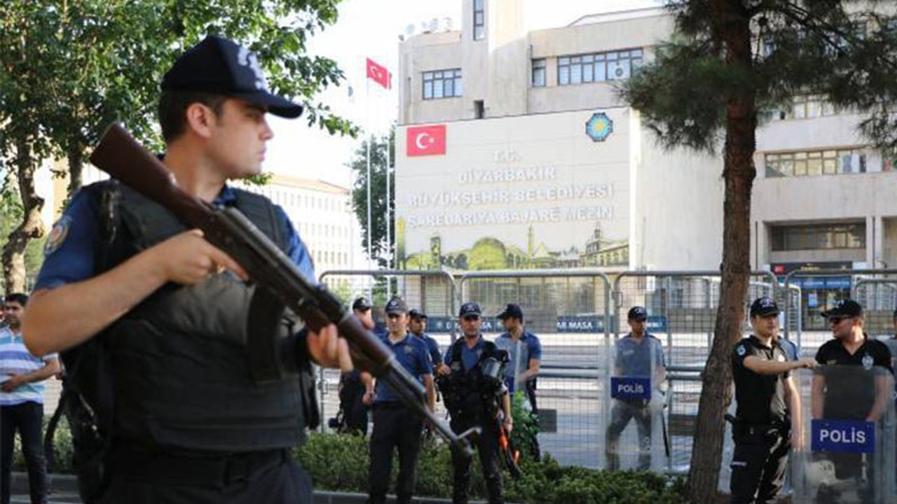 Diyarbakır'da DBP ve HDP eş başkanlarına gözaltı