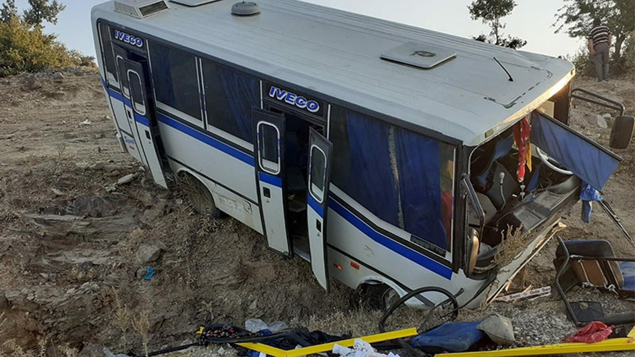 İşçileri taşıyan midibüs devrildi: 17 yaralı