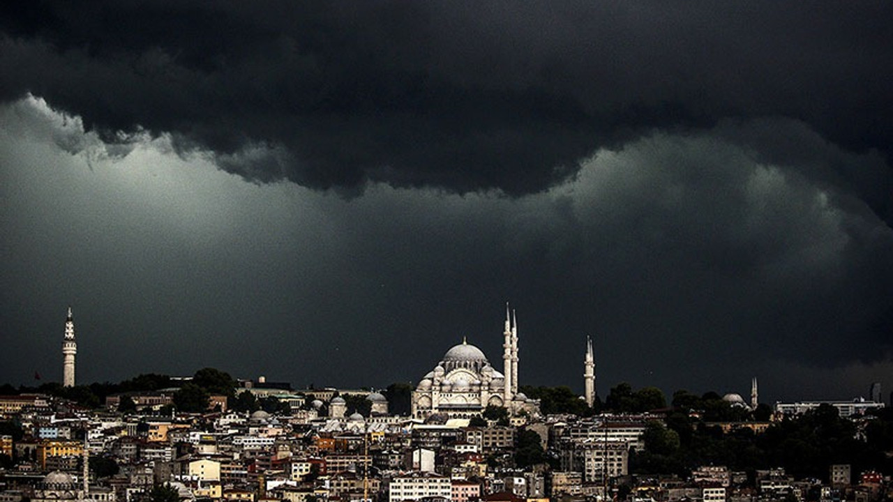 İstanbul için fırtına uyarısı: Çatılar uçabilir, direkler devrilebilir