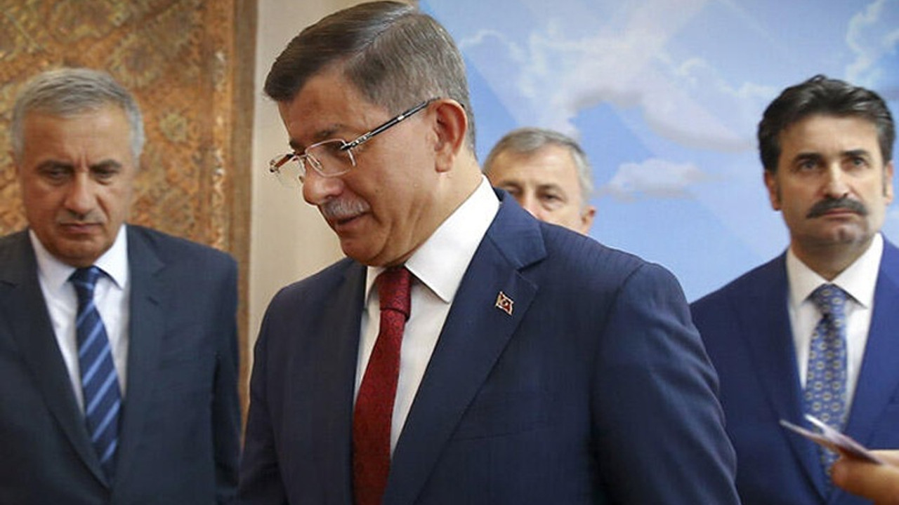 AKP'li Özel'den Davutoğlu istifası yorumu: Çok dar bir çerçevede kalır