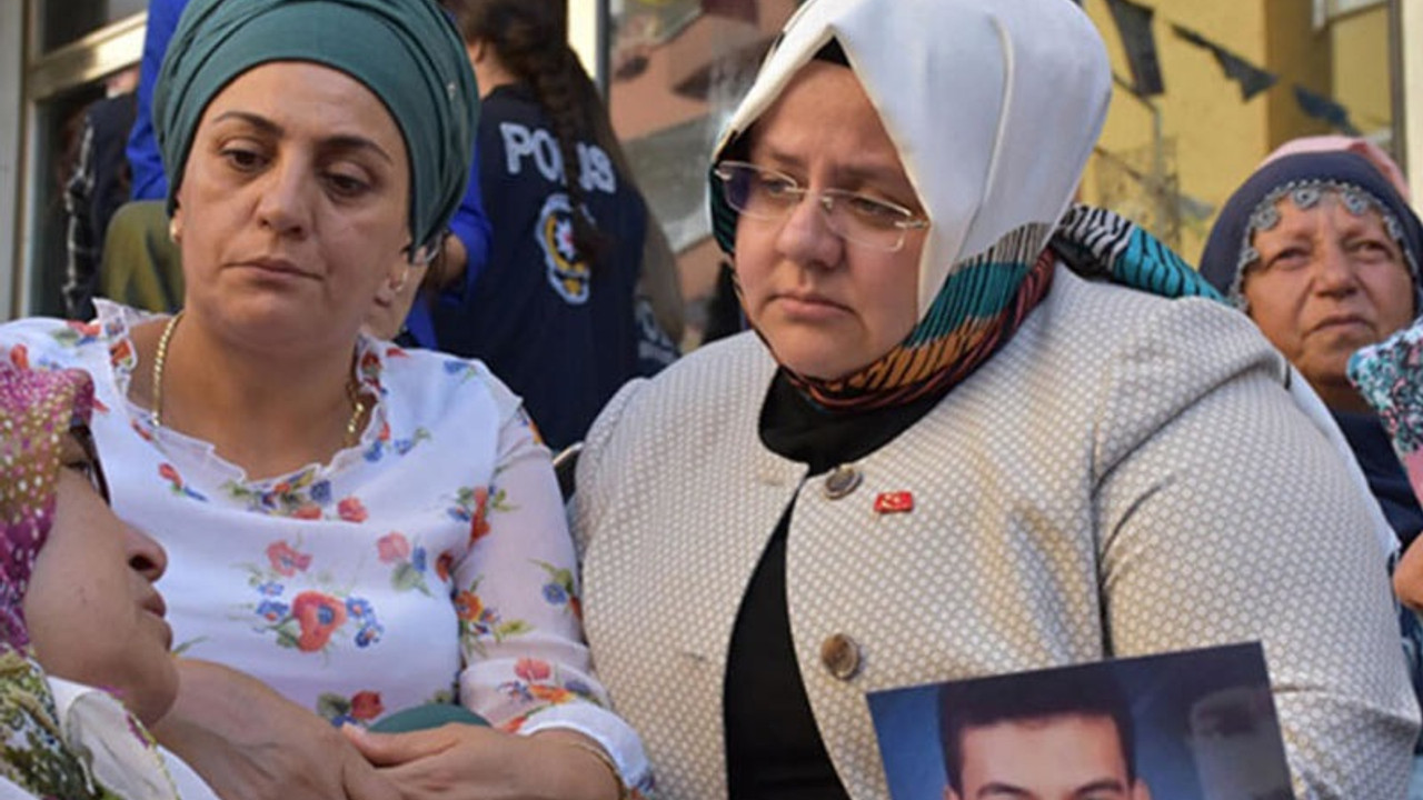 Ahmet Hakan'dan Bakan Selçuk'un HDP önünde oturmasına tepki: Ne yapıyorsunuz?