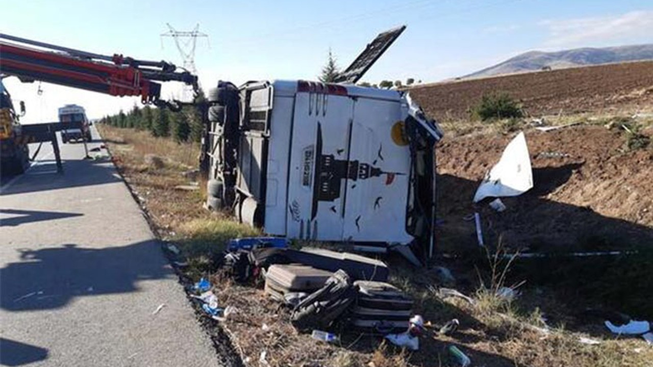 Yolcu otobüsü devrildi: 1 ölü, 40 yaralı