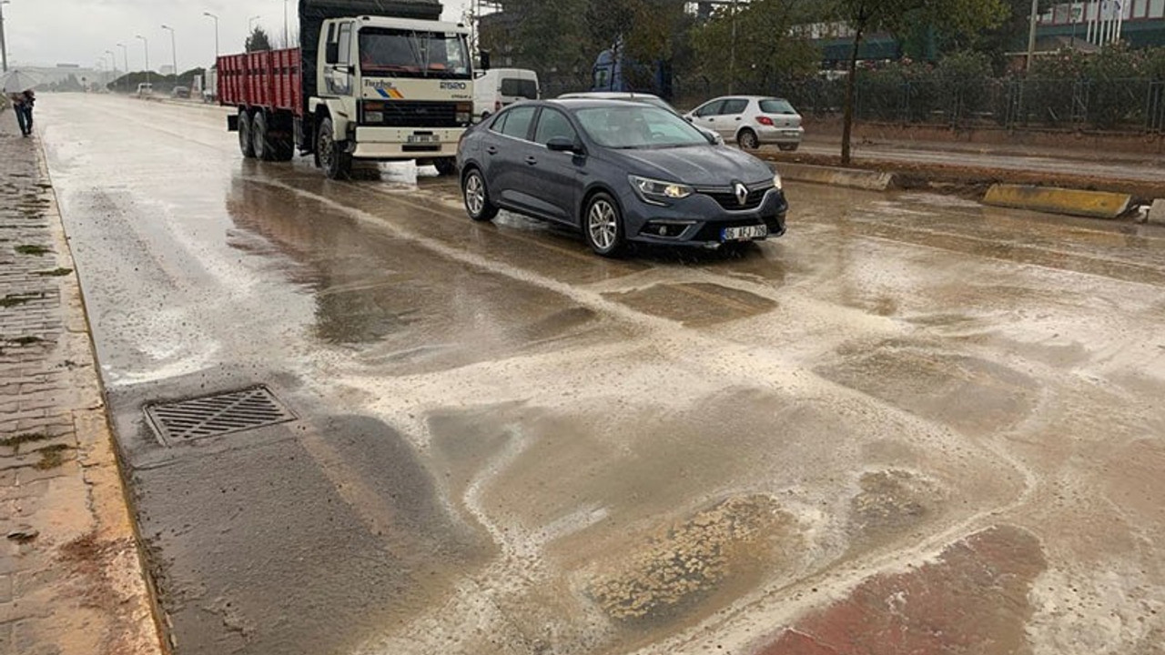 Tuzla'da kimyasal yağmur tedirginliği: Yola sarı ve beyaz su aktı