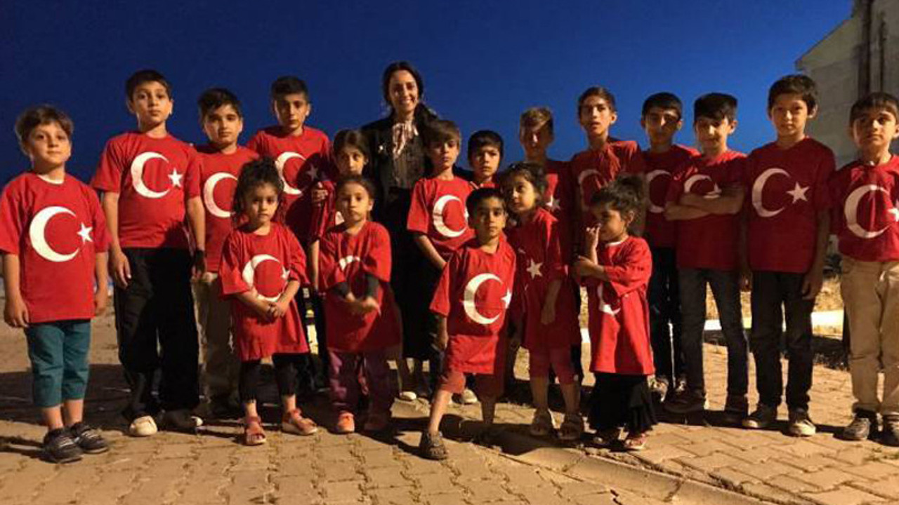 İftarda çocuklara bayraklı tişört giydirildi
