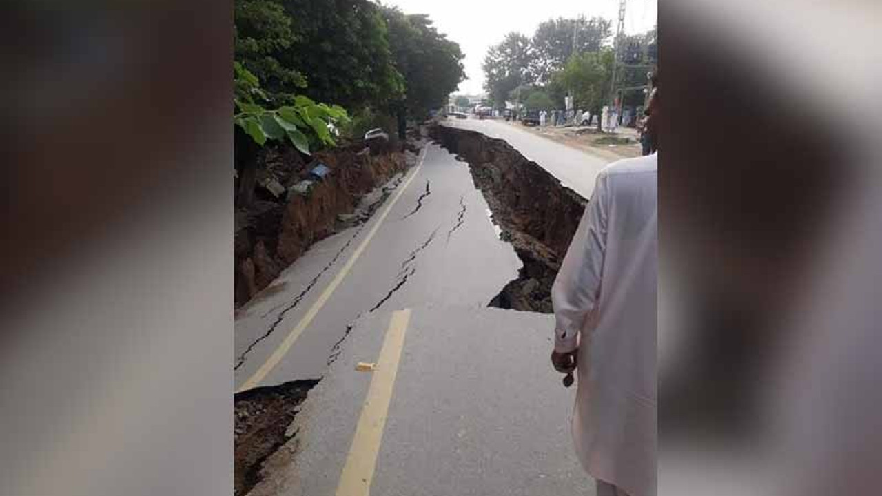 Pakistan'da 5.9'luk deprem anı kamerada