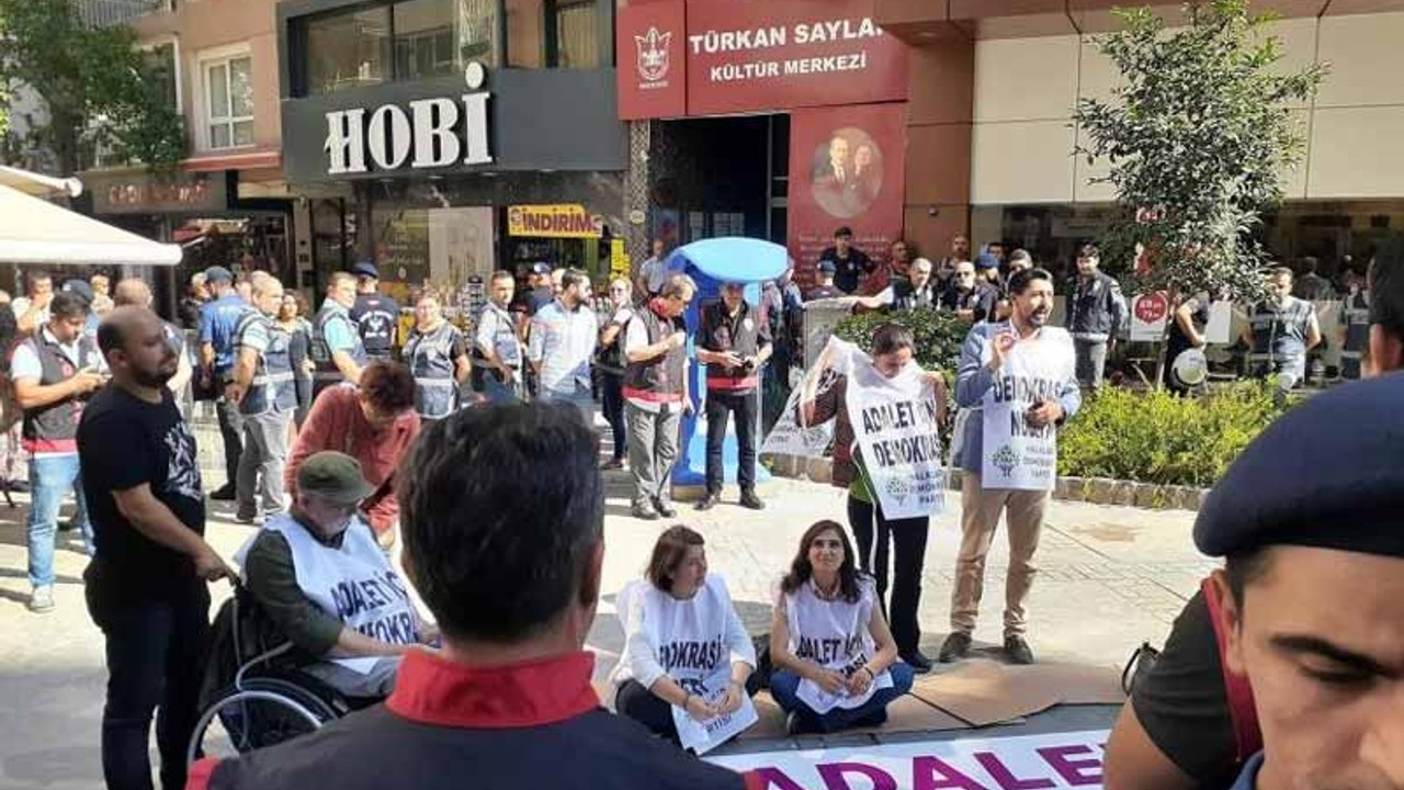 HDP'nin İzmir'deki demokrasi nöbetine polis ablukası