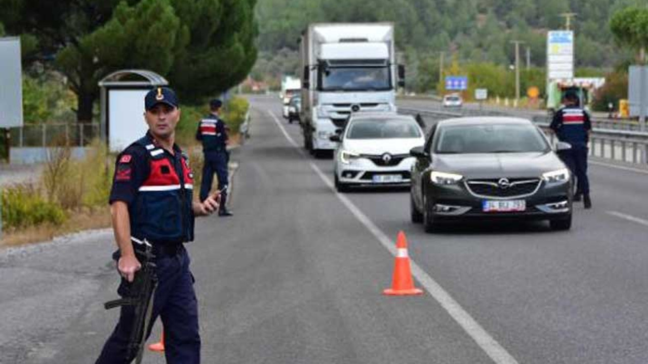 Sigara içtiği için ceza kesildi, bir tane daha yaktı: Çekin beni