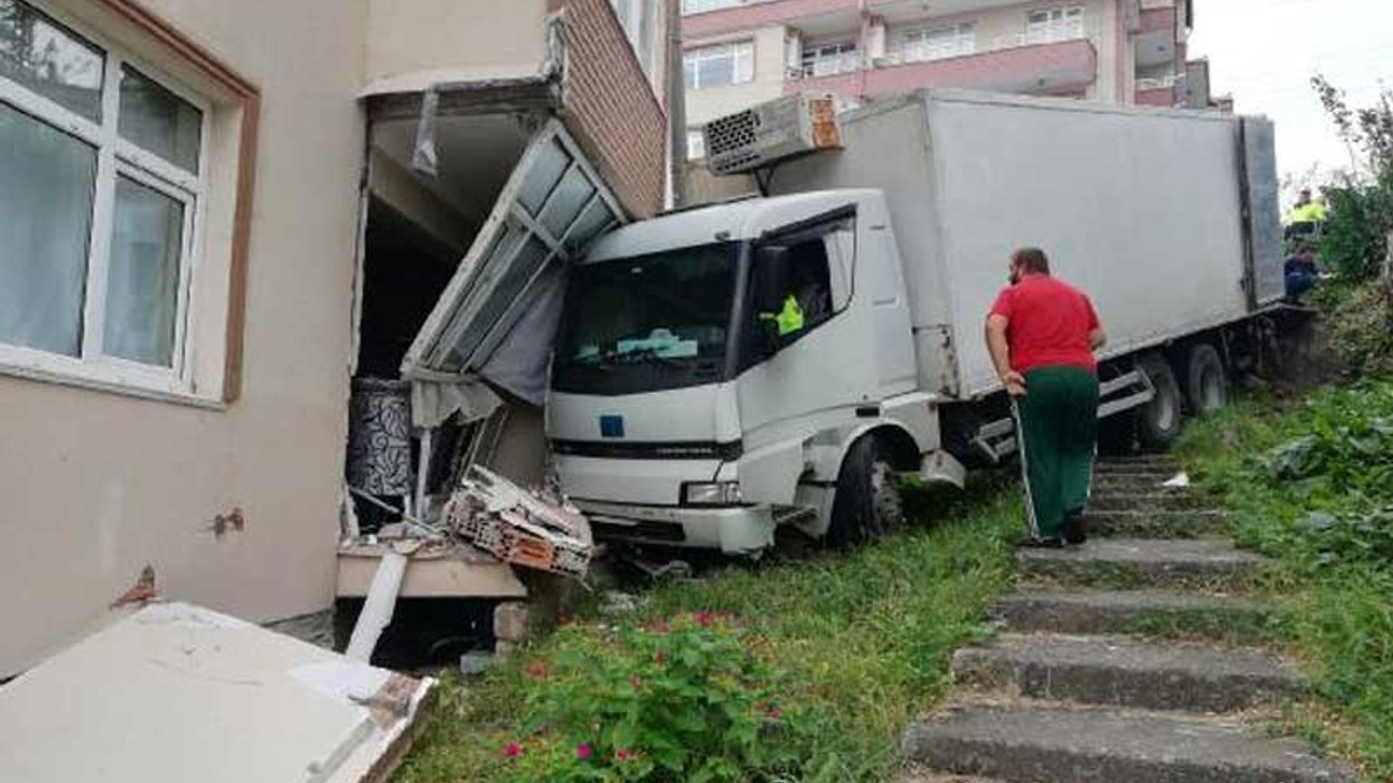 Freni boşalan kamyon eve girdi, ev sahibi deprem sandı