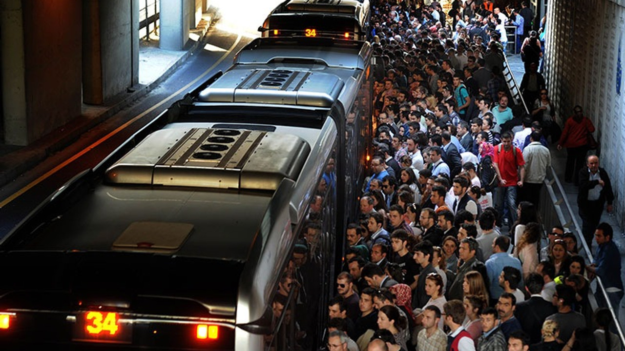 İBB'den metrobüs duraklarında yaşanan yoğunlukla ilgili açıklama