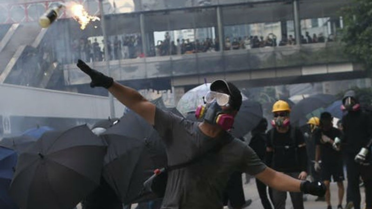 Çin'in kuruluş yıldönümünde Hong Kong'da büyük protesto