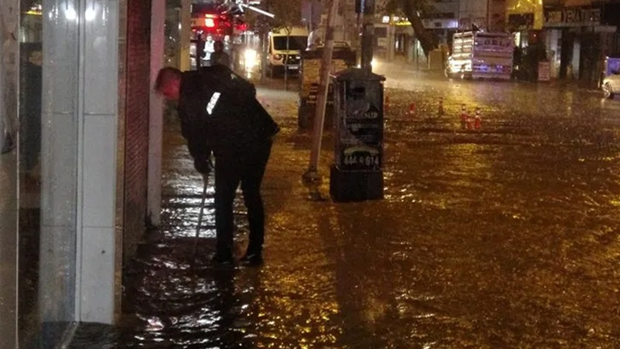 Edremit'te şiddetli yağış: Yollar göle döndü, iş yerlerini su bastı