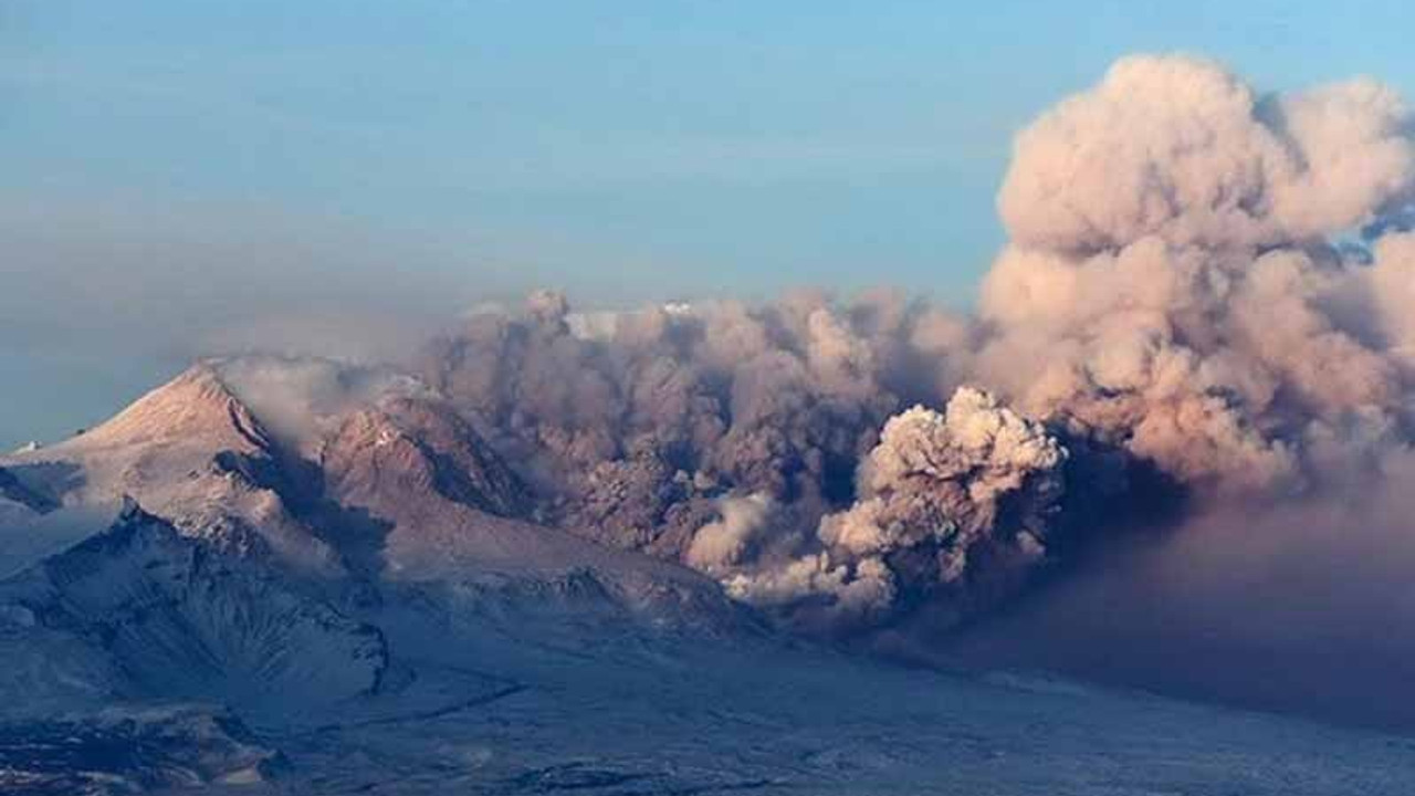 Rusya'daki Şiveluç yanardağı 10 km yüksekliğinde kül püskürttü