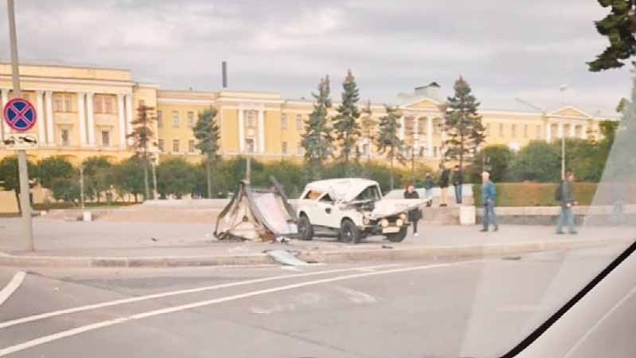 Yayaya çarpmamak için hamle yaptı, çarpıp takla attı