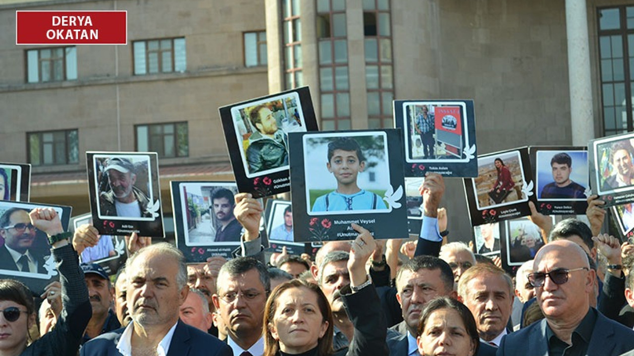 Ankara Garı önünde Davutoğlu’na seslendi: Benim oğlumu kim öldürdü?