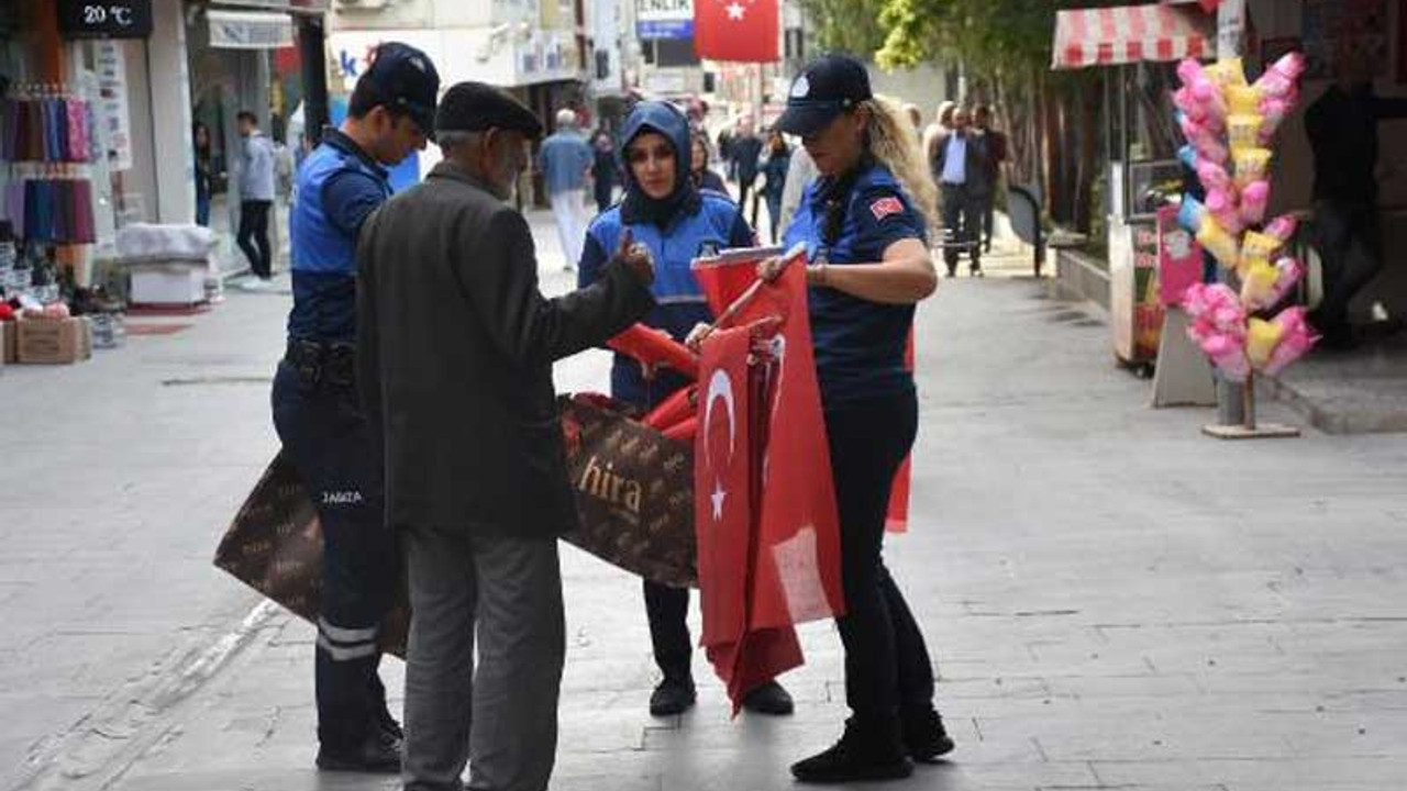 Askeri harekatın ardından bayrak dağıtılmaya başlandı