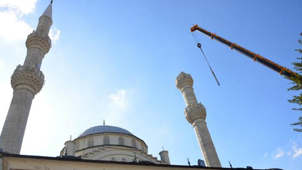 Depremde yıkılan minarenin yapımında da malzeme çalmışlar