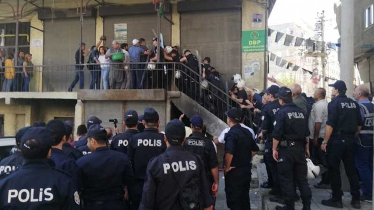 Polis HDP milletvekillerini darp etti