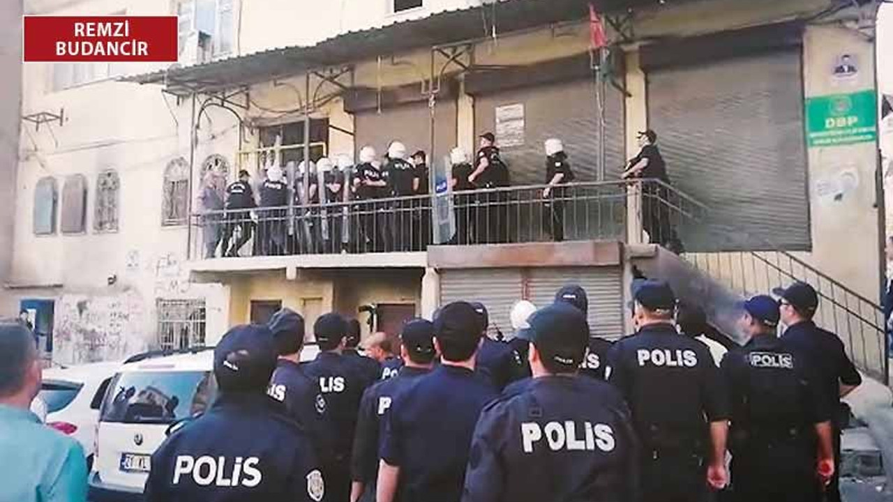 Polis ilçe binalarını ablukaya aldı, basın açıklamasına izin vermedi