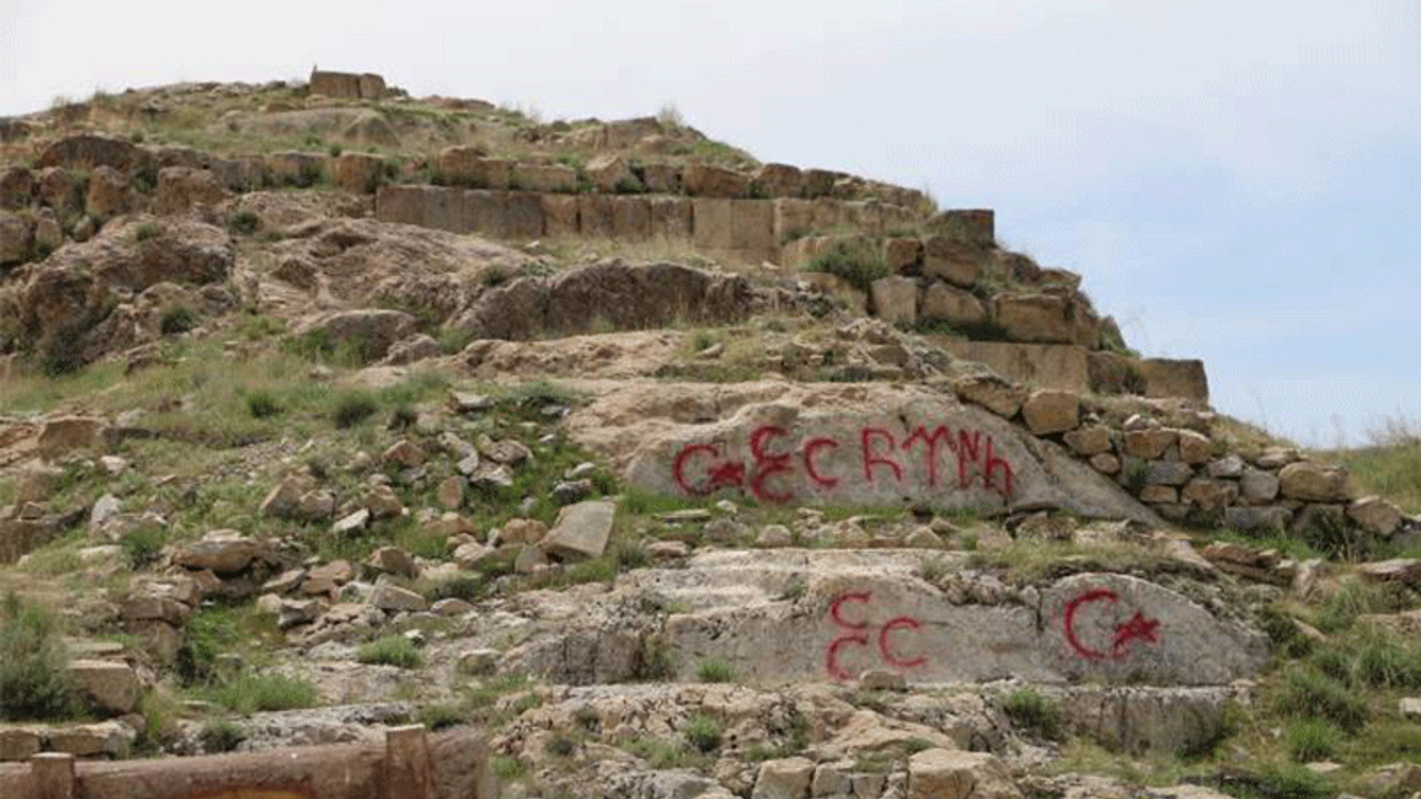 Tarihi esere üç hilal çizildi, jandarma 'kötü niyet yok' dedi