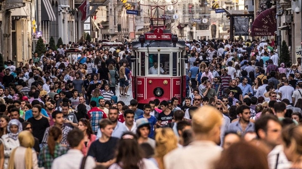 Türkiye en az din adamları ve siyasetçilere, en çok bilim insanlarına güveniyor