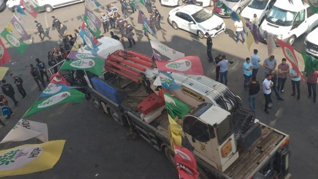 Diyarbakır'da HDP'nin otobüsünü vinçle çeken polis yerine çadır kurdu