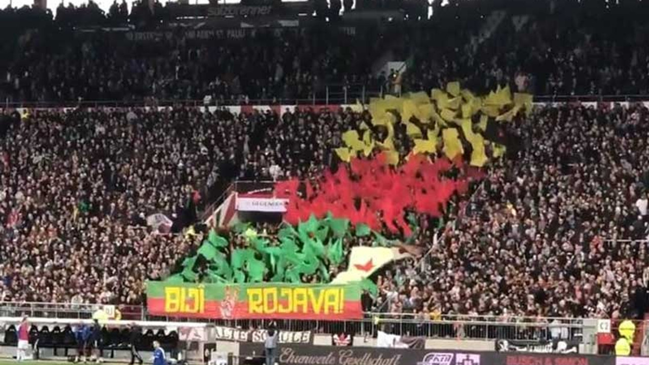 St Pauli taraftarları 'Bijî Rojava' pankartı açtı