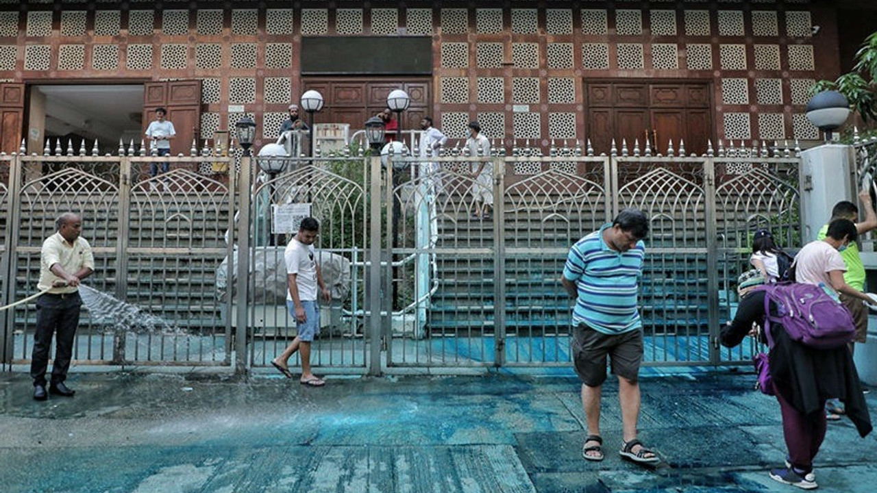 Hong Kong lideri TOMA'larla boyanan camiyi ziyaret edip özür diledi