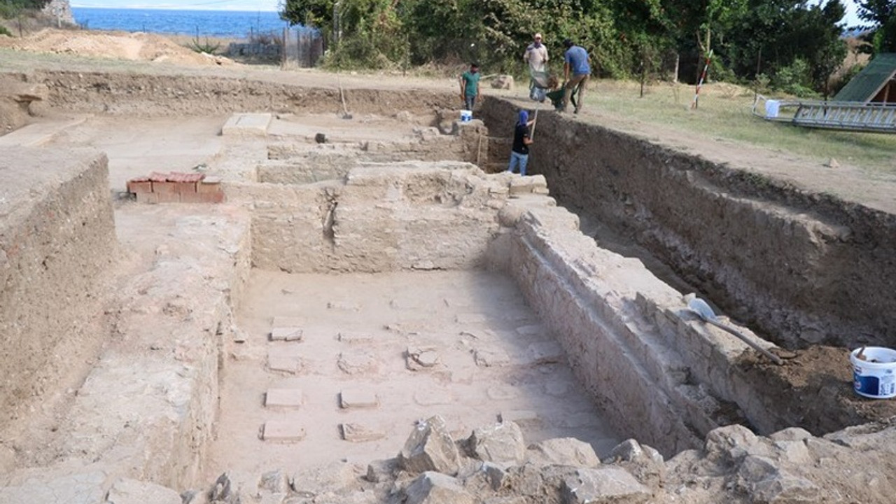 Çanakkale'de 1900 yıllık kadın doktor mezarı bulundu