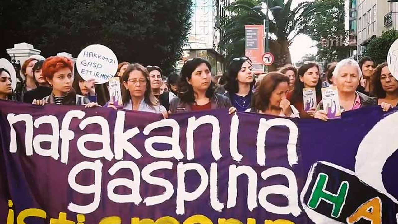 Kadınlar Kadıköy'de 'Nafakanın gaspına hayır' dedi