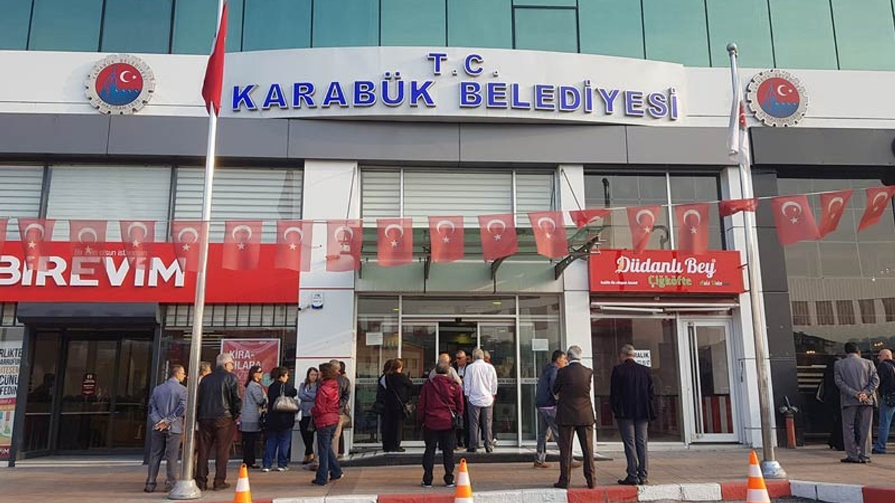 MHP'li belediye başkanı işe gecikenleri içeriye almadı