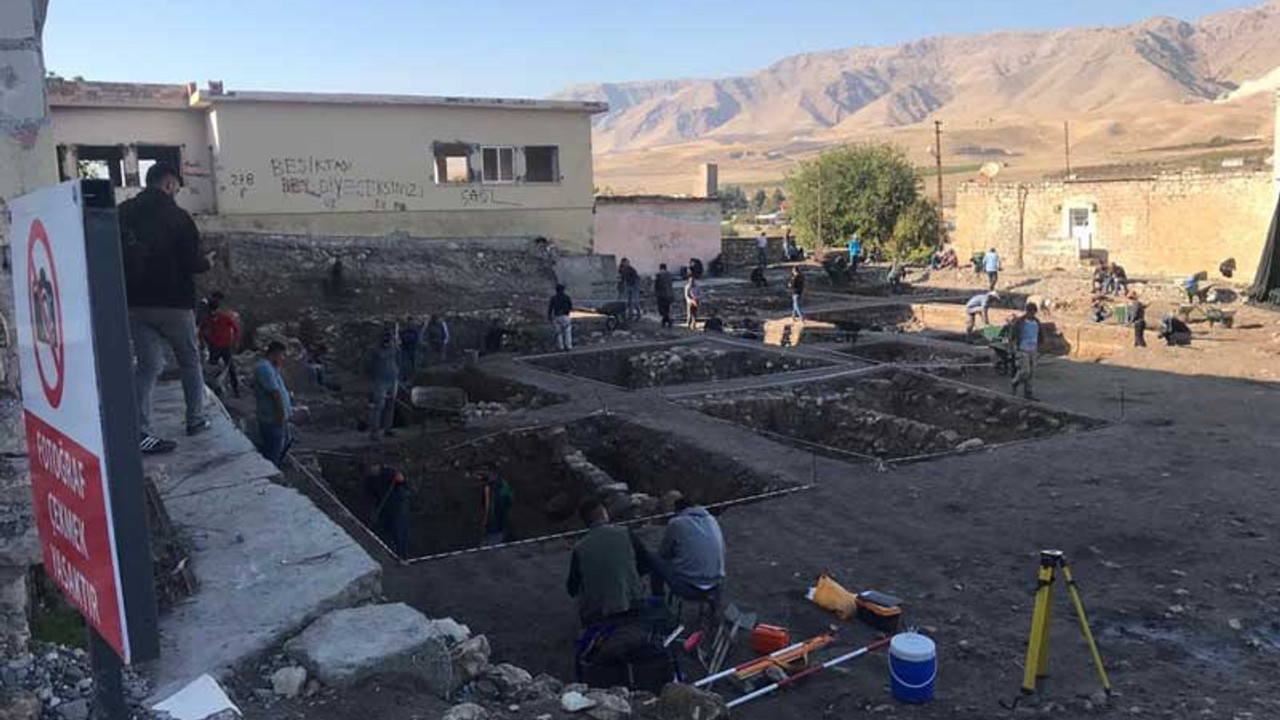 Hasankeyf'te yıkılan çarşının altından Roma ve Selçuklu dönemine ait eserler çıktı