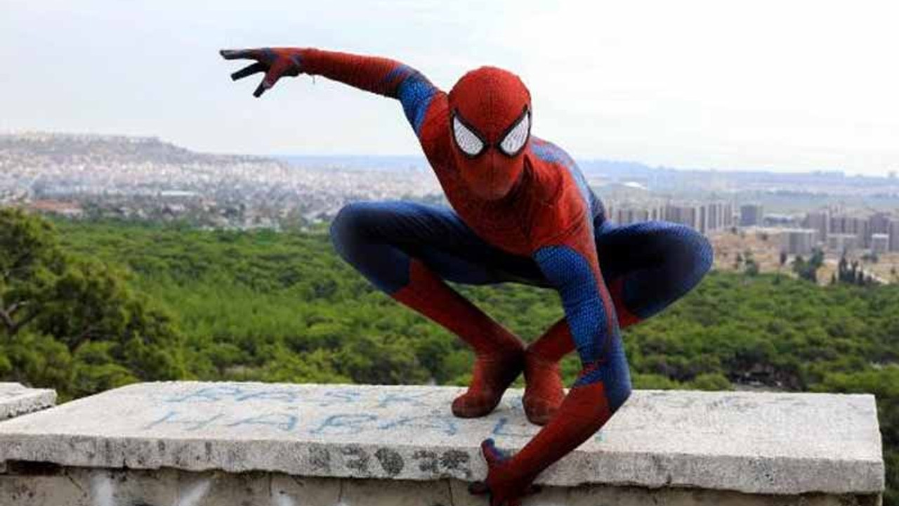 Antalyalı 'Spiderman', ekmeğini kostümünden kazanıyor