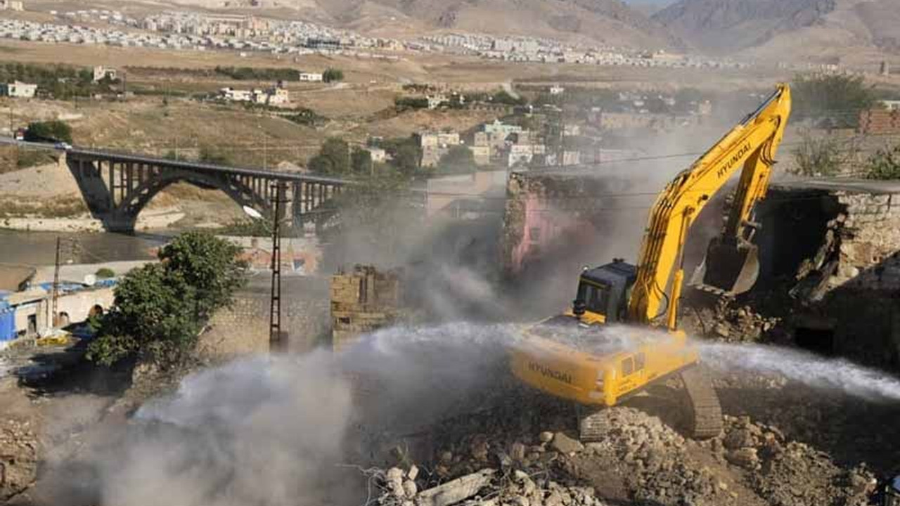 Tarihi Hasankeyf çarşısı yıkıldı