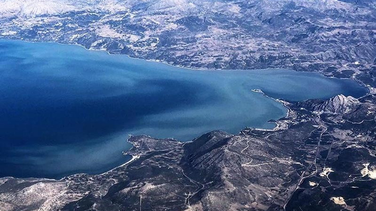 Dev borular Eğirdir Gölü'nü kurutuyor