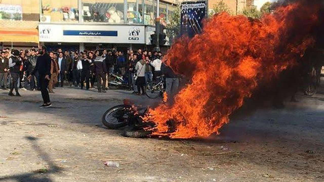 İran protestoları: Yönetim 20 milyon kişiye 102.5 lira nakdi yardım