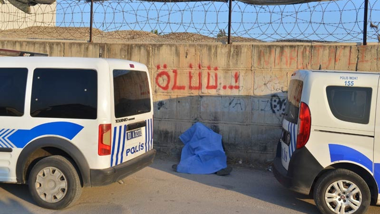 'Ölüü' yazan duvarın önünde ölü bulundu