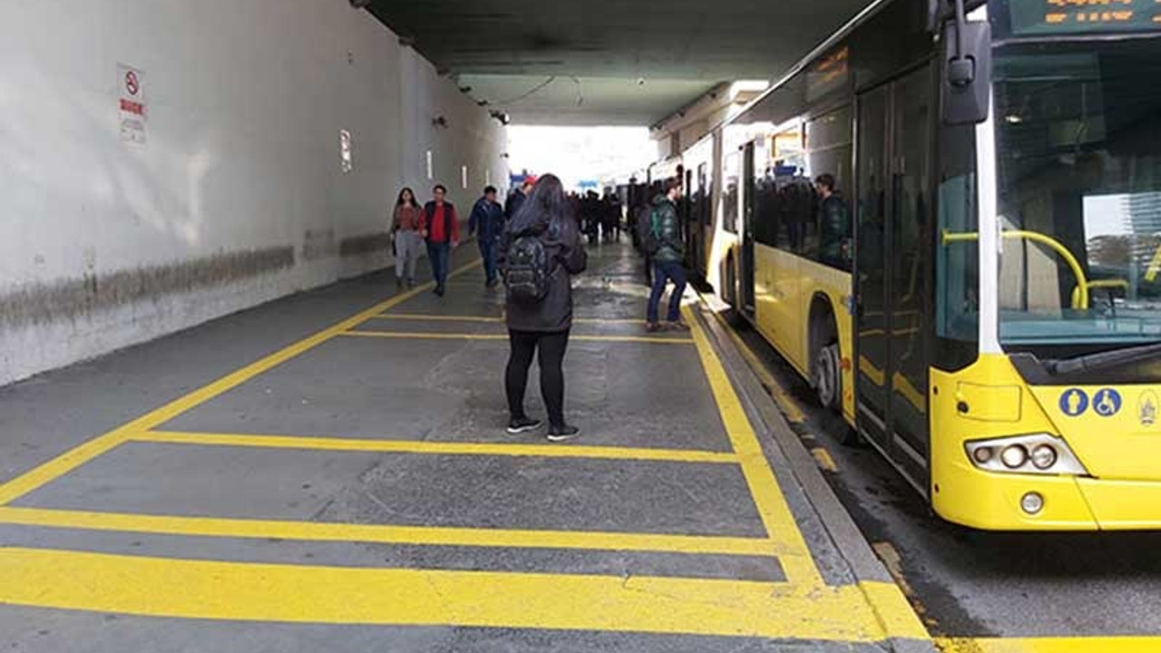 Metrobüs duraklarındaki kaosa çizgili önlem