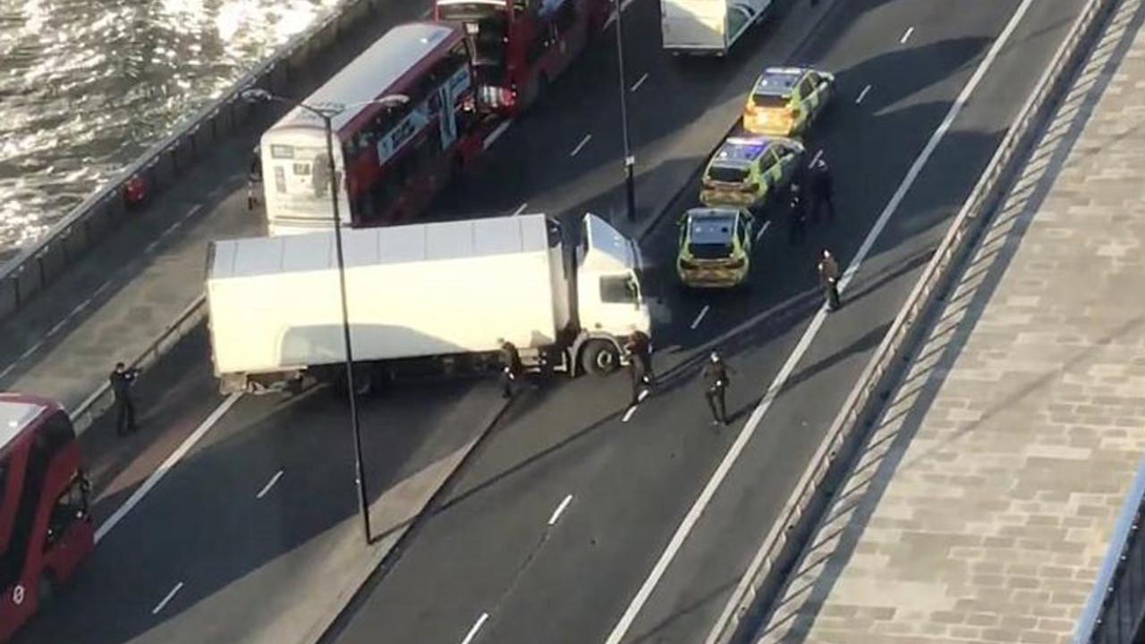 Londra Köprüsü'nde bir kişi polis tarafından vuruldu