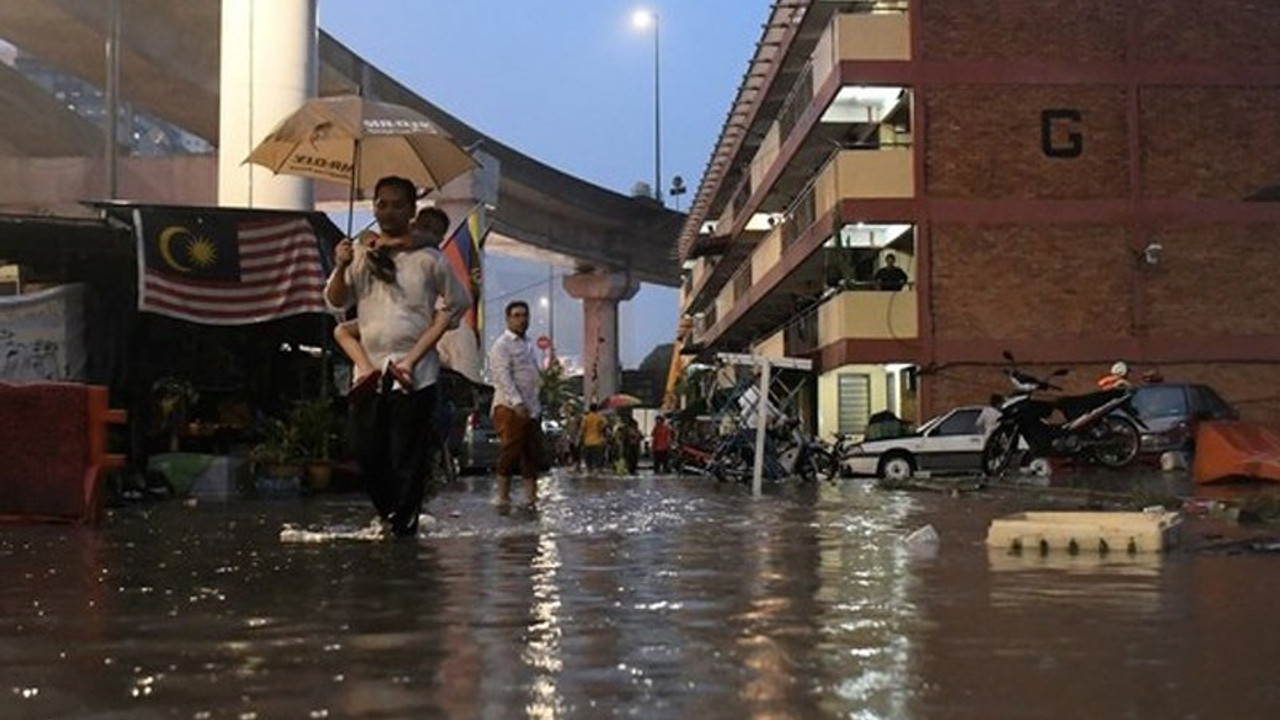 Sel baskınları 11 binden fazla kişiyi yerinden etti