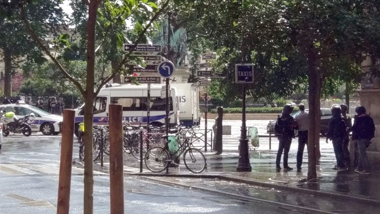 Paris'in ünlü Notre Dame katedralinde silah sesleri