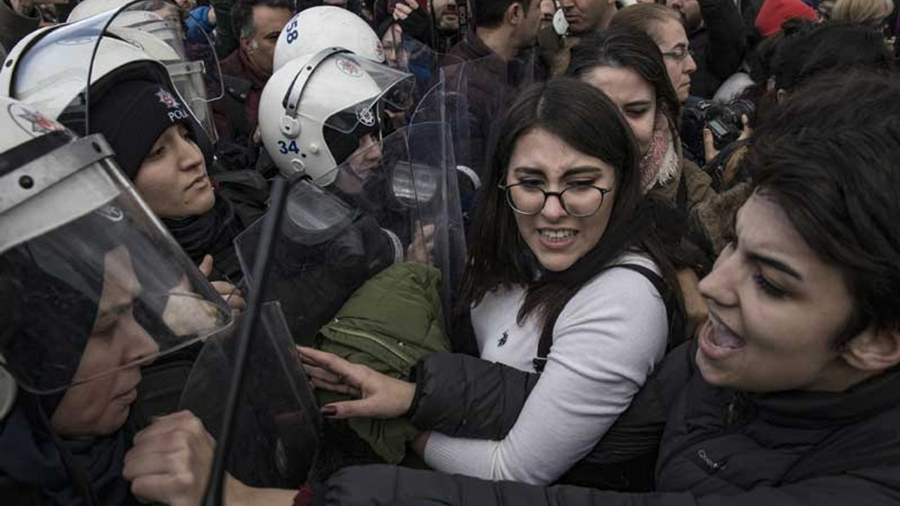 Kadıköy'de kadınlara polis müdahalesi, gözaltılar var