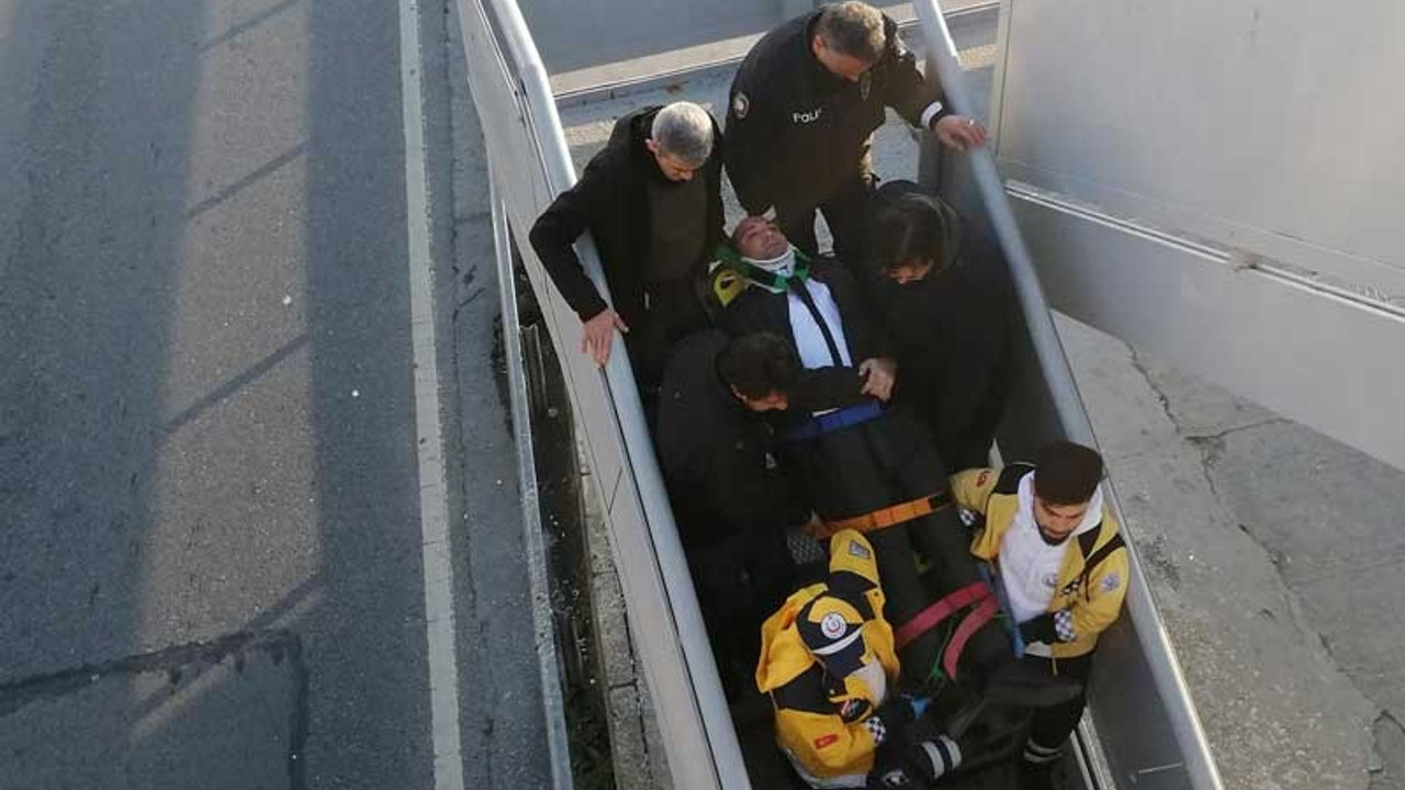 Durakta bayılan yolcuya metrobüs çarptı