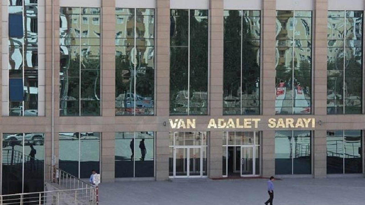 Gözaltındaki belediye eş başkanları adliyeye getirildi