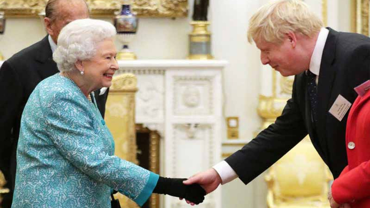 Boris Johnson Kraliçe'den yetkiyi aldı