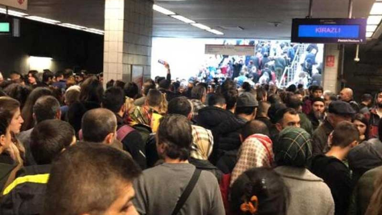 İstanbul'da bazı metro seferlerinde arıza, yoğunluk var