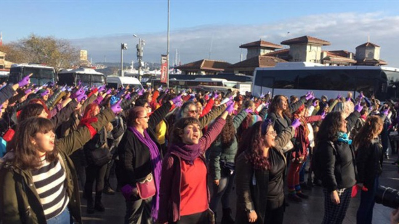 Kadınlar mor eldivenlerle Beşiktaş'ta Las Tesis eylemindeydi