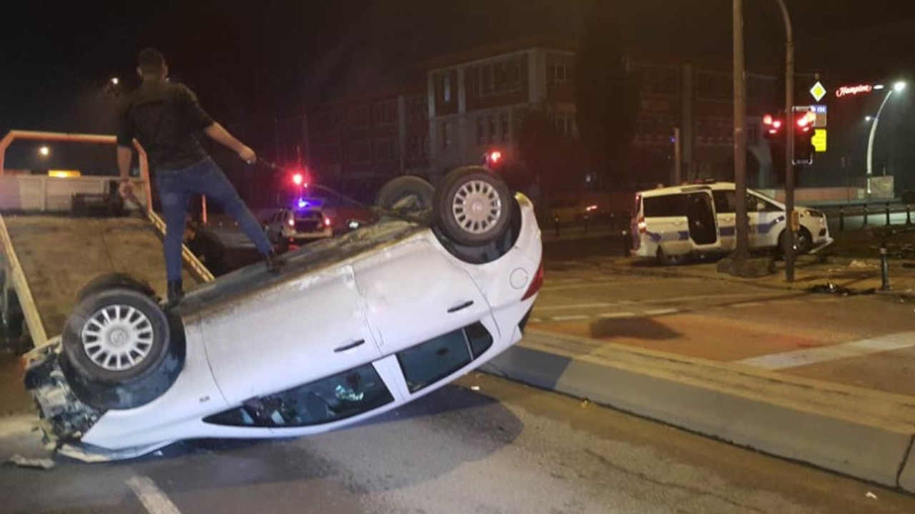 Üniversite öğrencileri, şüphelileri kovalayan polis aracına çarptı: 2 yaralı