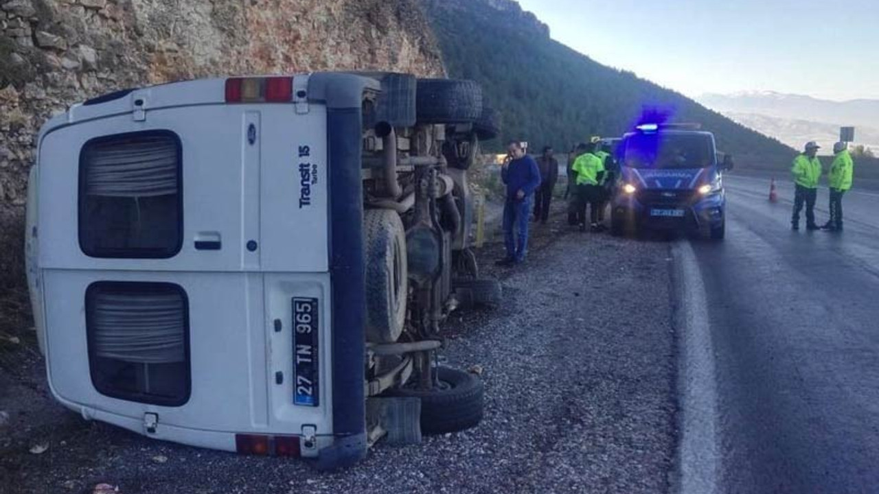 Üniversite personelini taşıyan araç devrildi: 6 yaralı